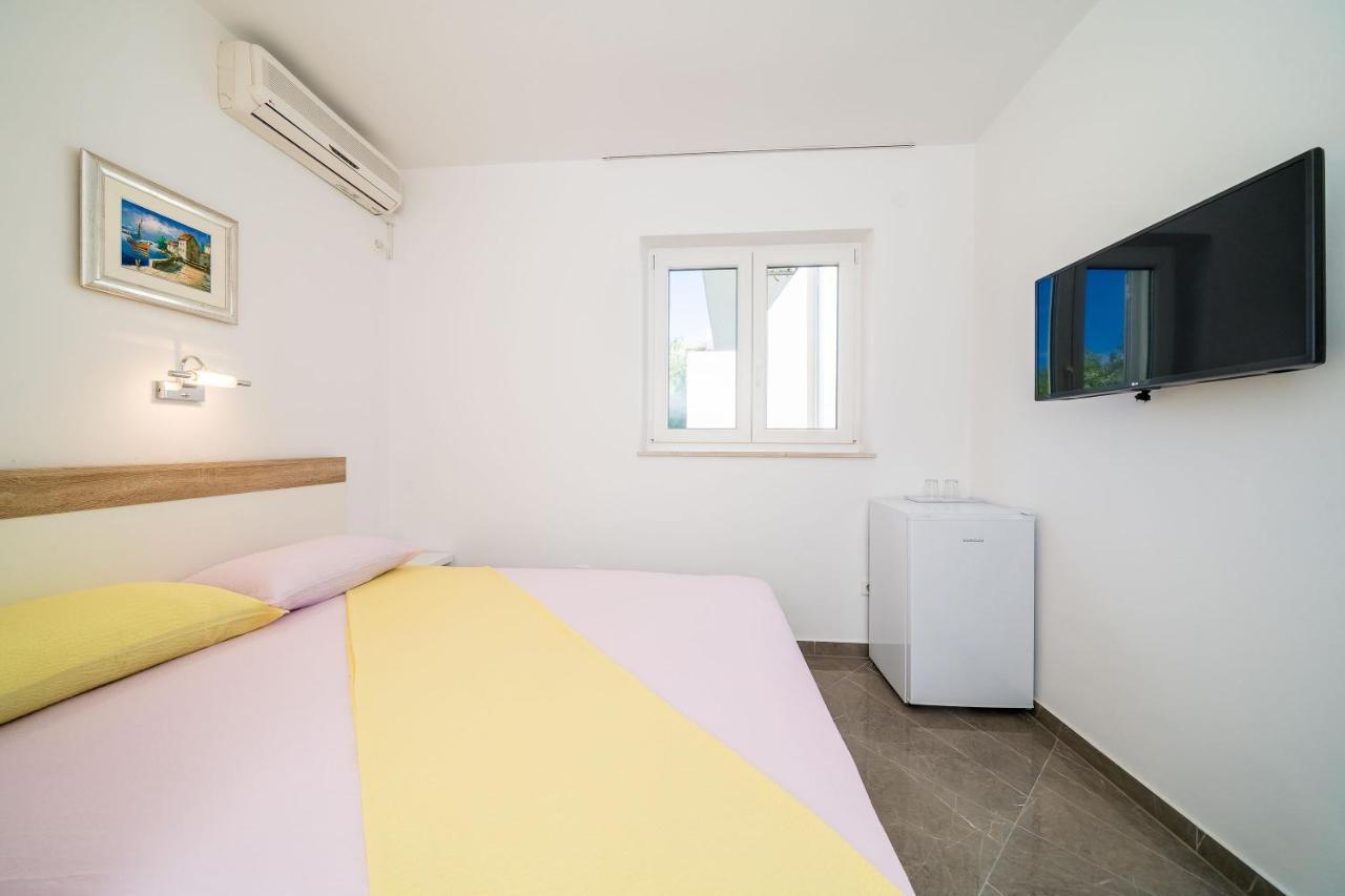 Rooms & Apartments Barisic Mlini Ruang foto