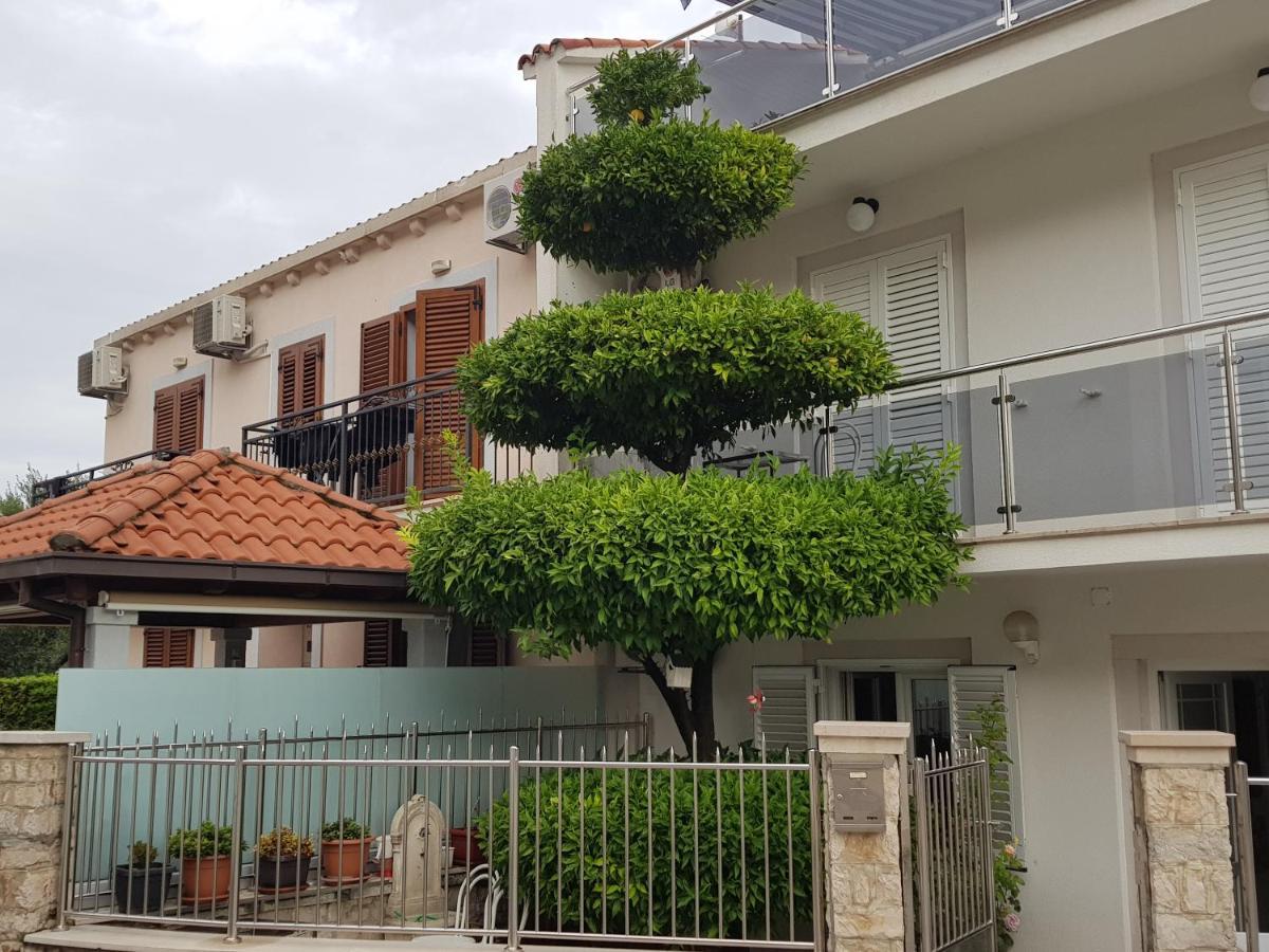 Rooms & Apartments Barisic Mlini Bagian luar foto